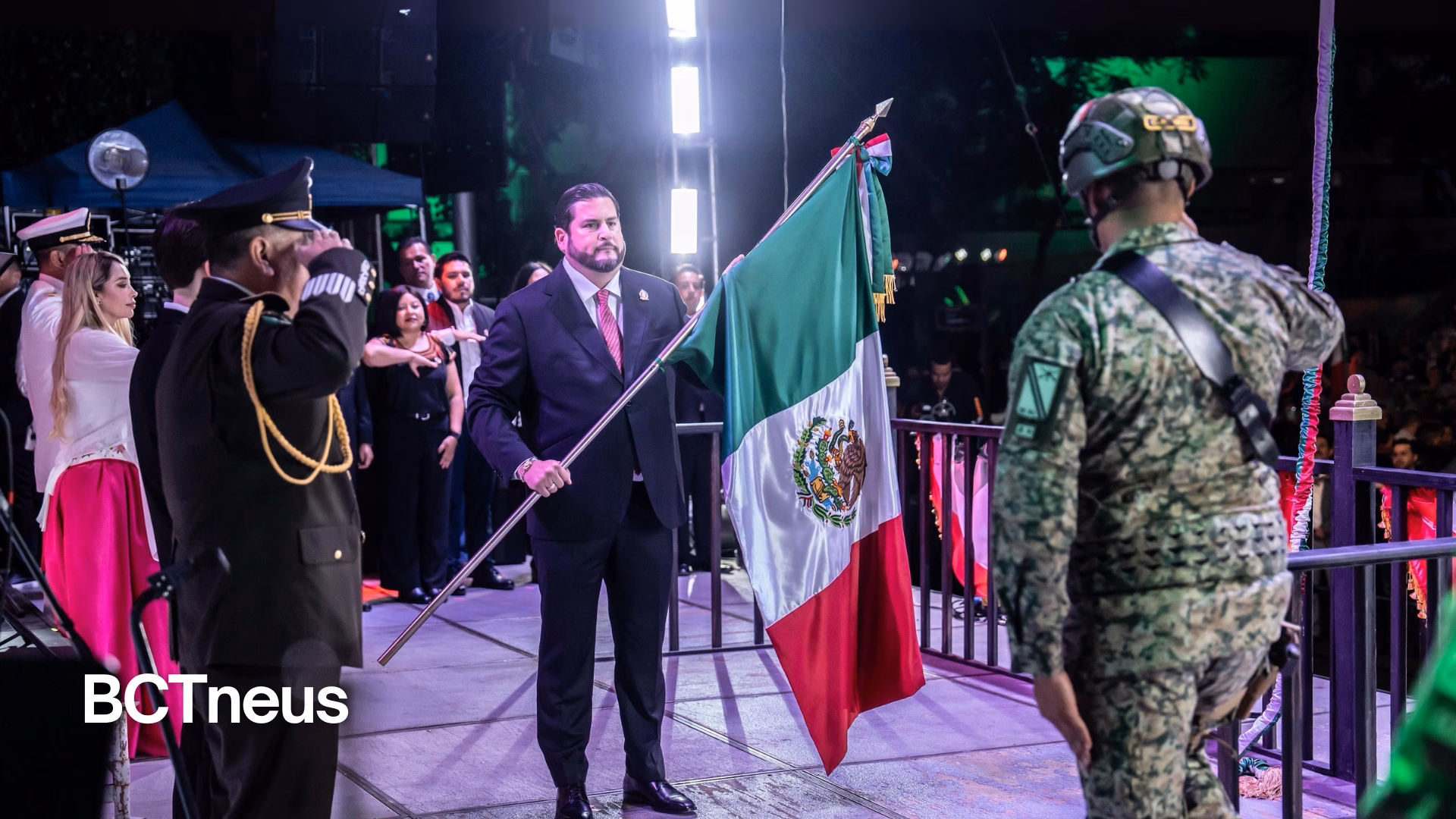 Articulo - Ismael Burgueño encabeza el Grito de Independencia en Tijuana ante 25 mil asistentes