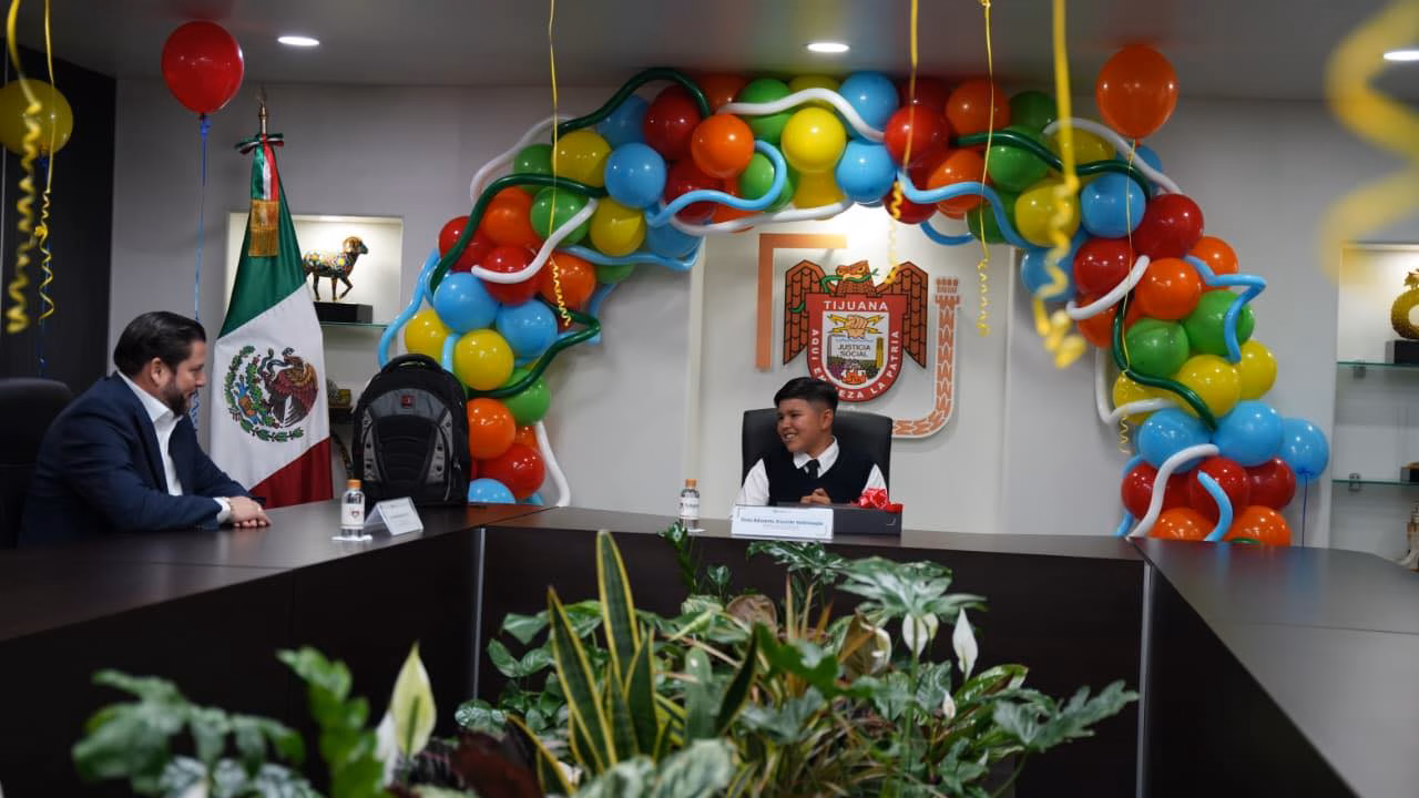 Articulo - Burgueño recibe a niño alcalde por Día de la Niñez