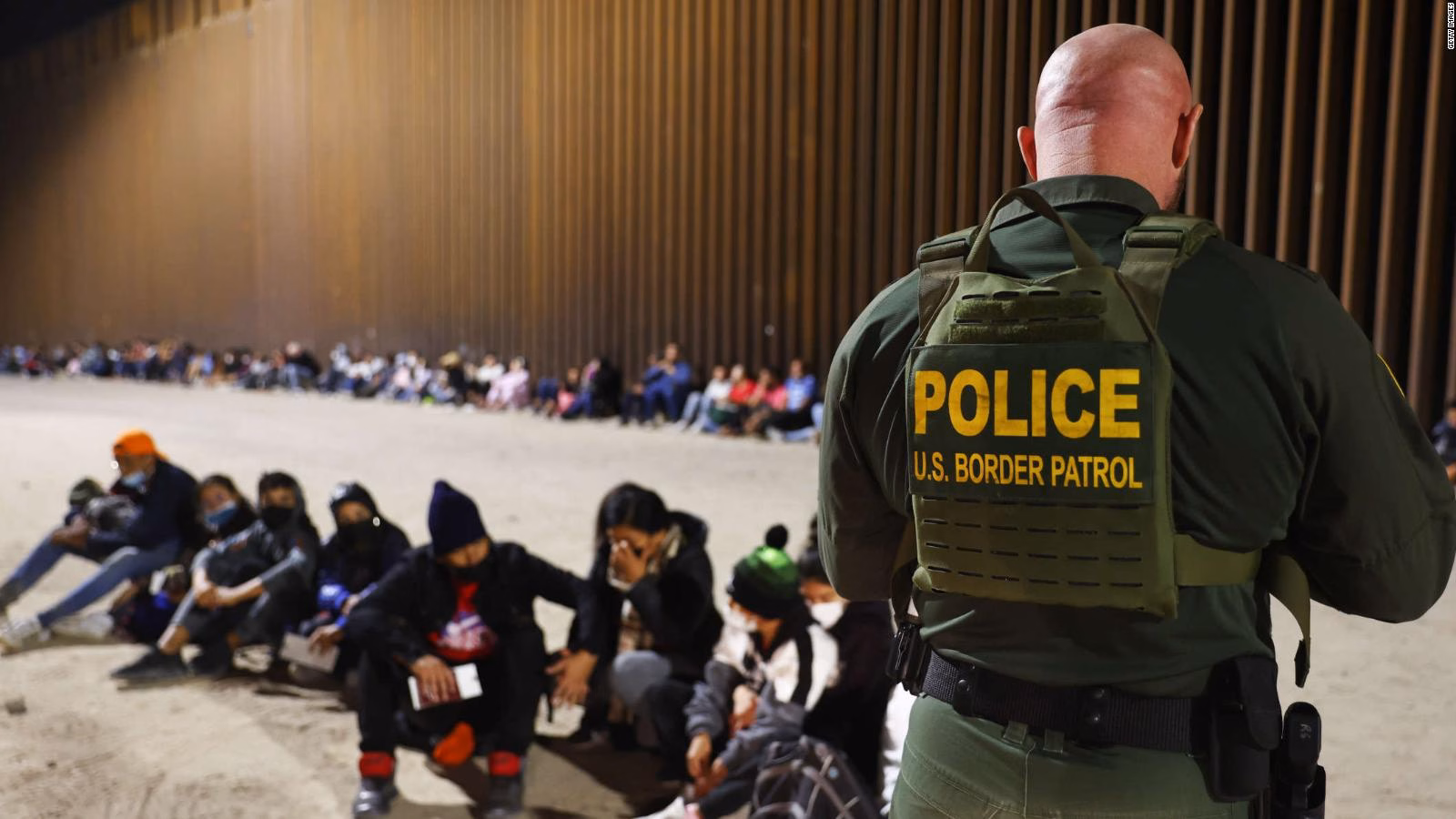 Articulo - EE. UU. volverá a deportar migrantes de forma exprés a destinos fuera de su país de origen