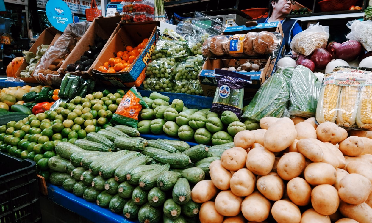 Articulo - Proteger la economía familiar: Sheinbaum acuerda con empresarios topar el precio de la canasta básica en 910 pesos