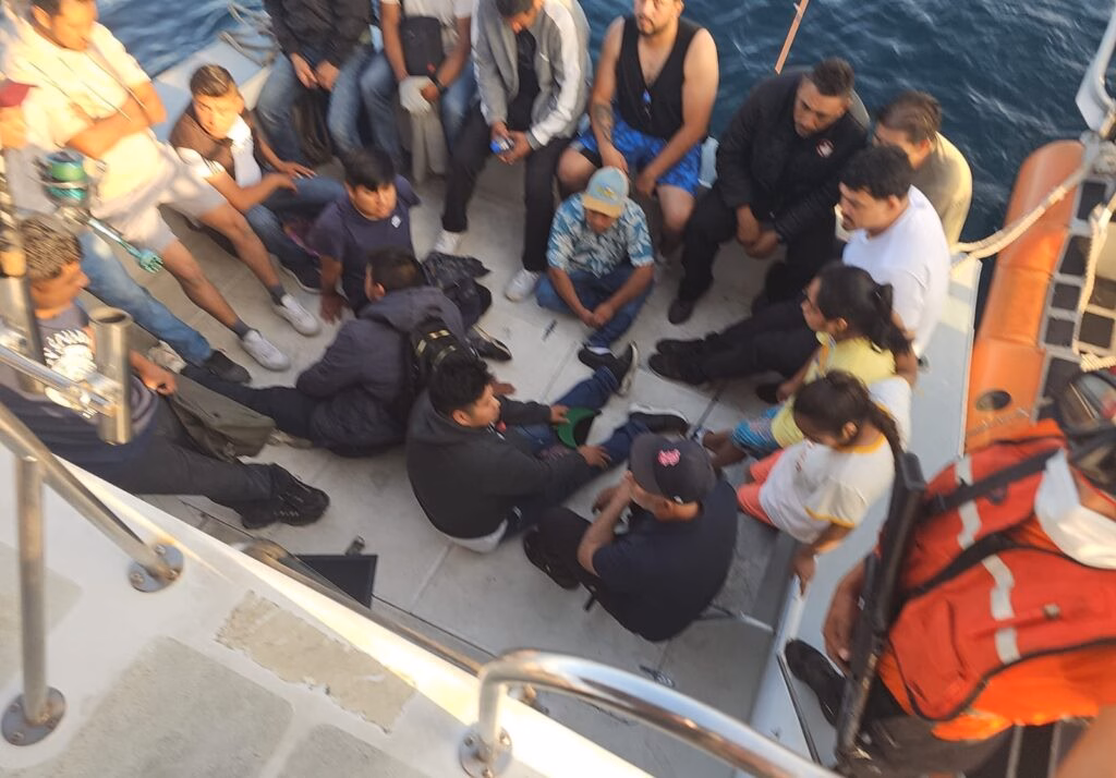 Articulo - Marina rescata a 45 personas que eran trasladadas ilegalmente a EU frente a Ensenada