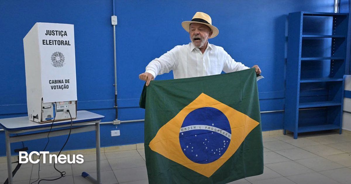 Articulo - Lula da Silva emite su voto en la primera vuelta de las elecciones presidenciales de Brasil